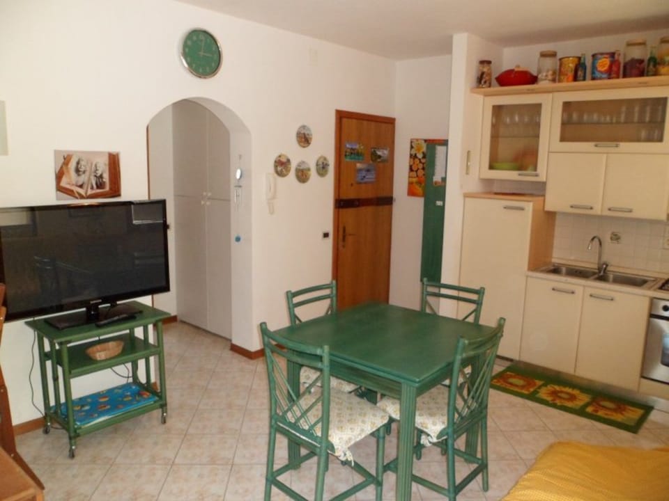 Apartment, 1 Bedroom, Terrace, Garden View | Dining room