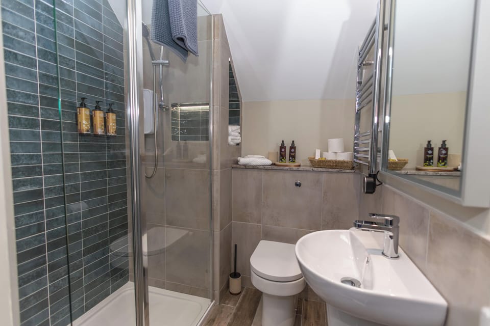 Chalet | Bathroom | Free toiletries, hair dryer, towels, soap