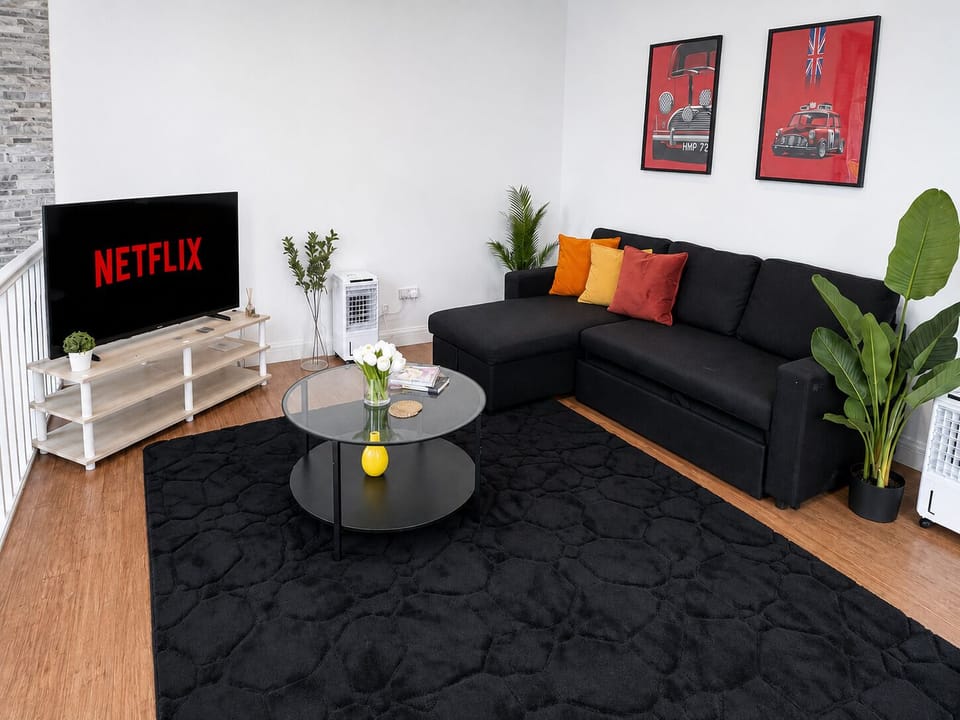 Living room w. smart tv & sofa | Marylebone flat near Edgware Road & Paddington