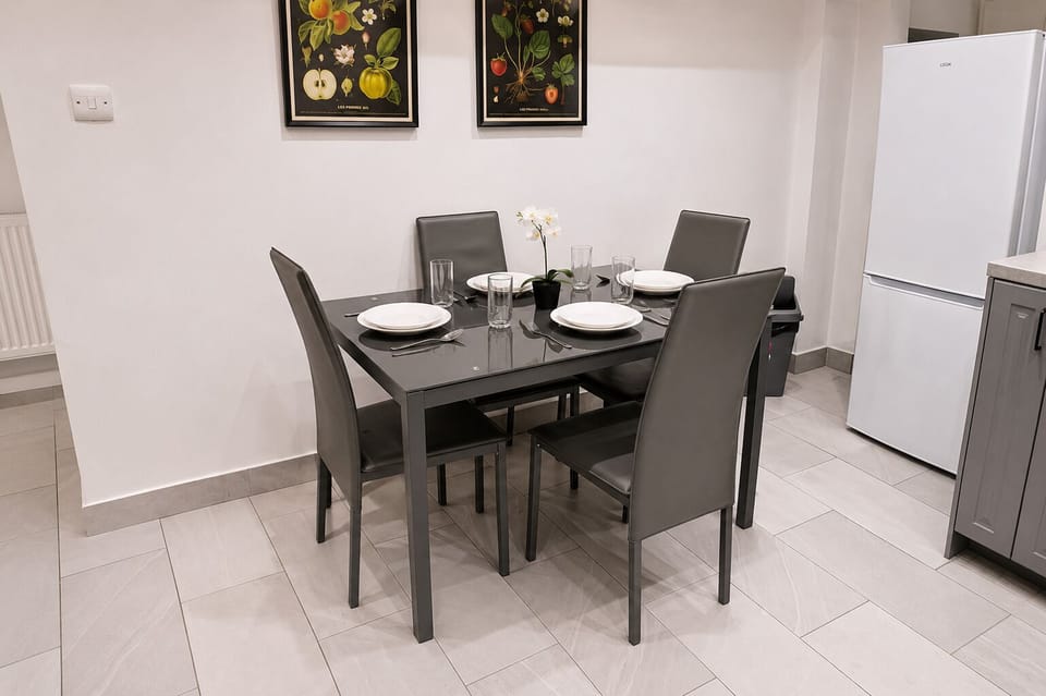 Dining & Kitchen area | Marylebone flat near Edgware Road & Paddington