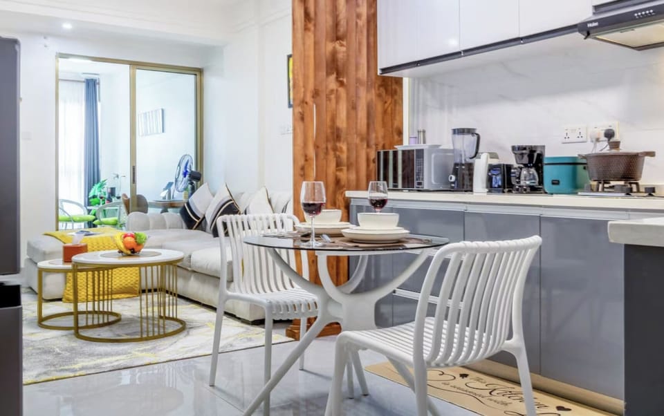Deluxe Apartment, City View | Dining
