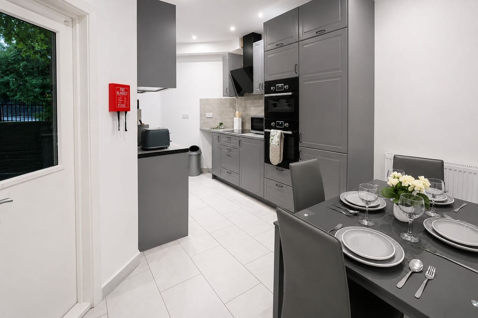 Dining & Kitchen area | Marylebone flat near Edgware Road & Paddington