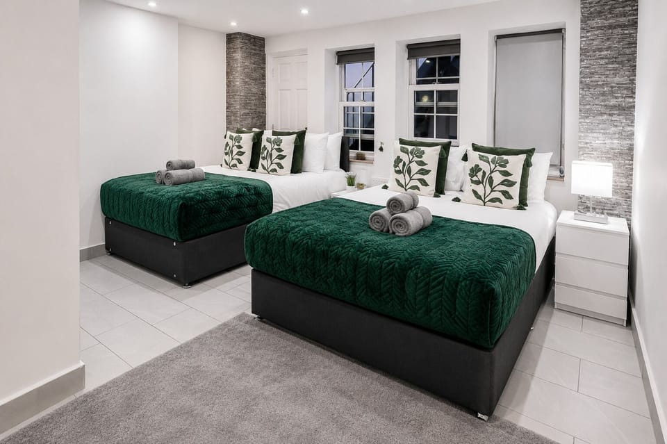 Bedroom 2 with 2 double beds and ensuite | Marylebone flat near Edgware Road