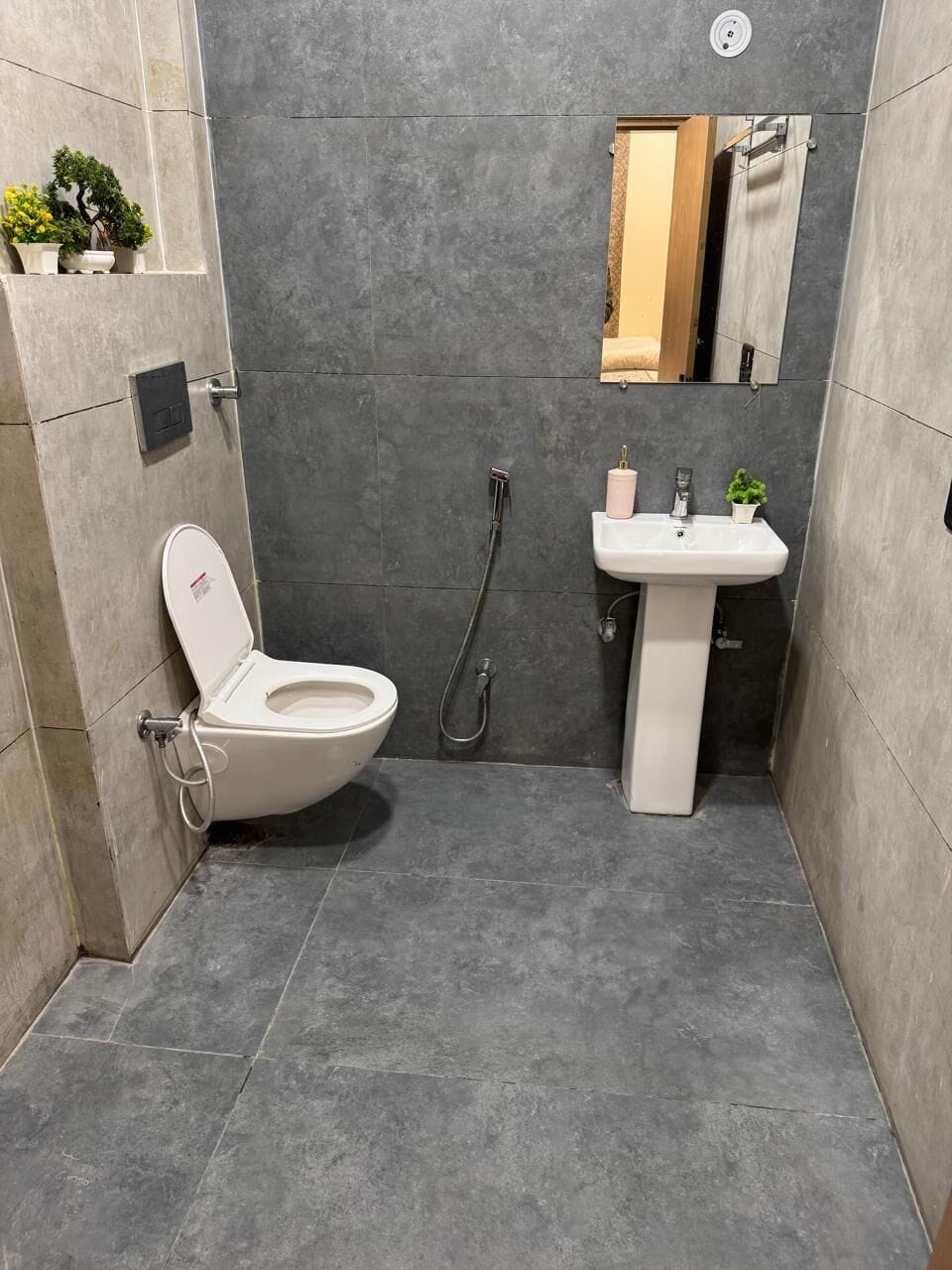 Deluxe Triple Room | Bathroom | Shower, free toiletries, towels, soap