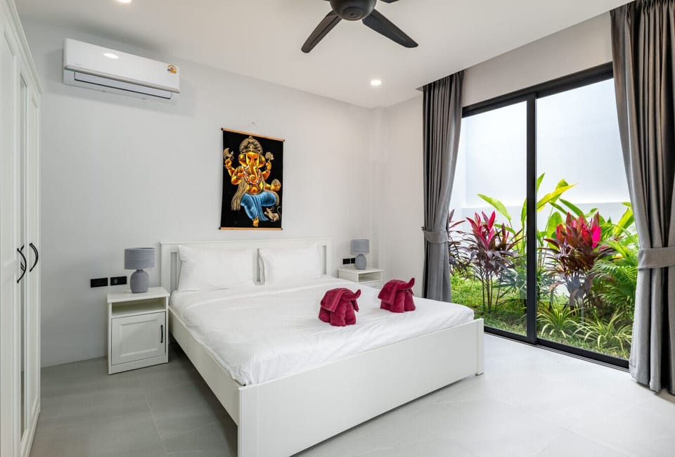 Bright Bedroom with Tropical Outlook - Air Con, Ceiling Fan & Large Windows