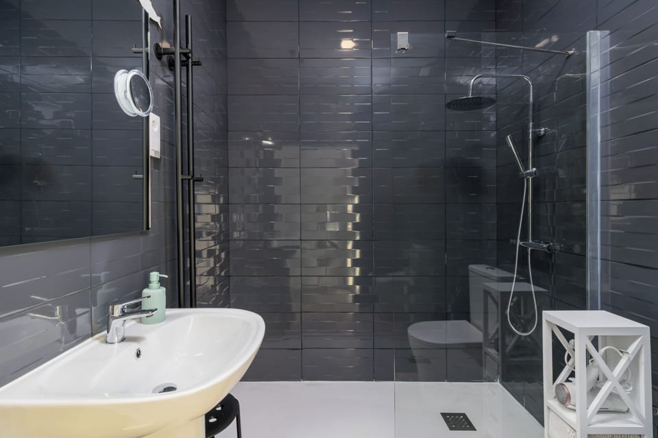 Basic Suite, Mountain View | Bathroom | Shower, rainfall showerhead, hair dryer, towels