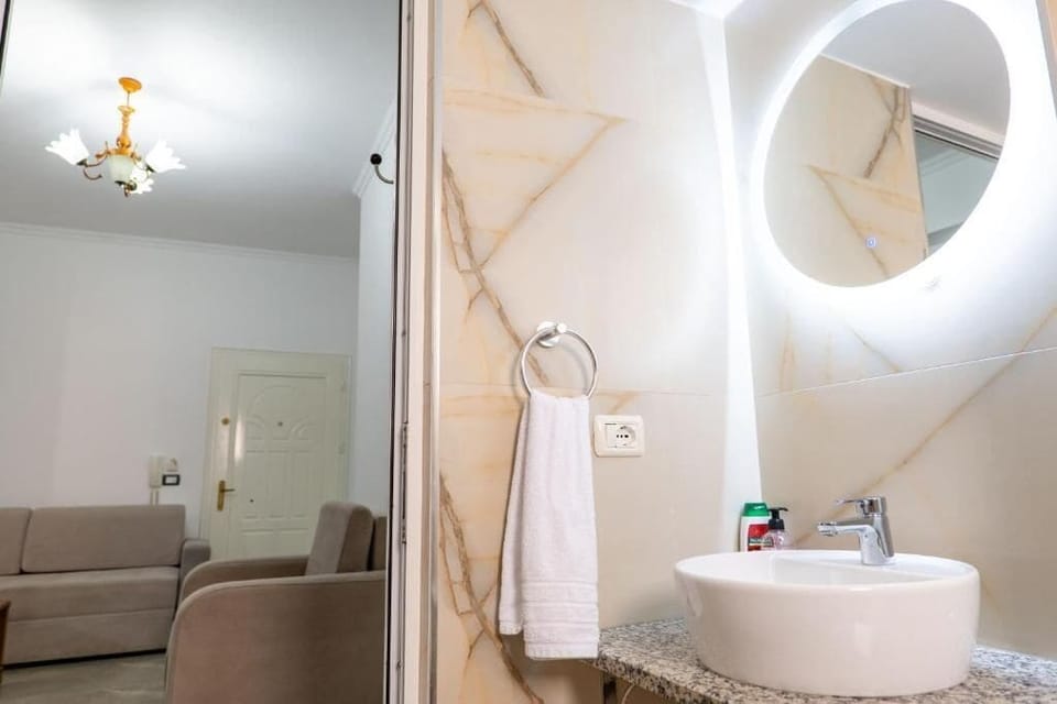 Basic Apartment | Bathroom | Free toiletries, towels, toilet paper