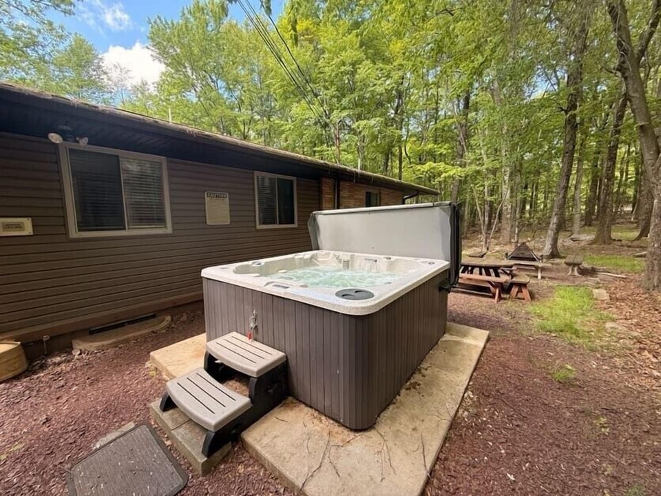 relaxing 5 person hot tub

