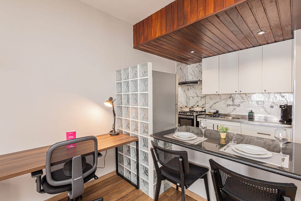 Deluxe Apartment | Private kitchen | Fridge, microwave, stovetop, coffee/tea maker