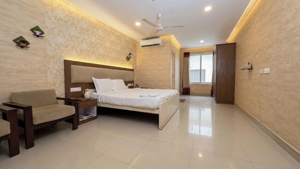 Deluxe Room | Hypo-allergenic bedding, desk, free WiFi