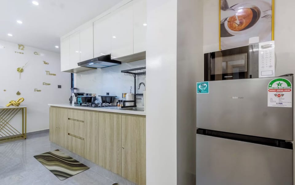 Deluxe Apartment | Private kitchen | Full-size fridge, microwave, cookware/dishes/utensils