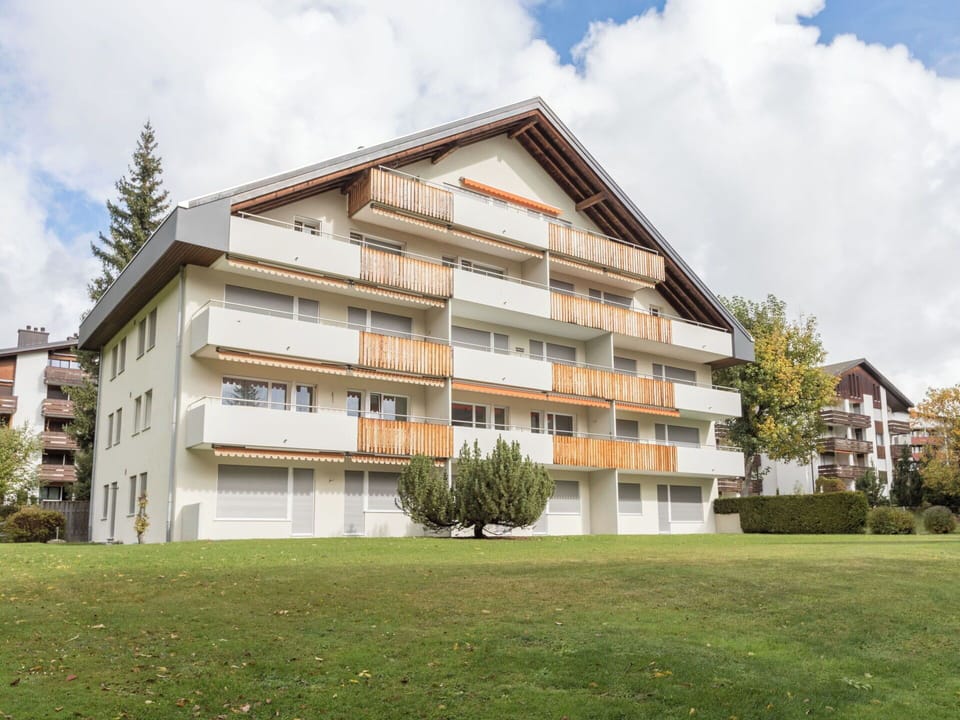 Window, Architecture, Residential Area, House, Home, Roof, Cottage, Driveway, Suburb, Mid-Size Car