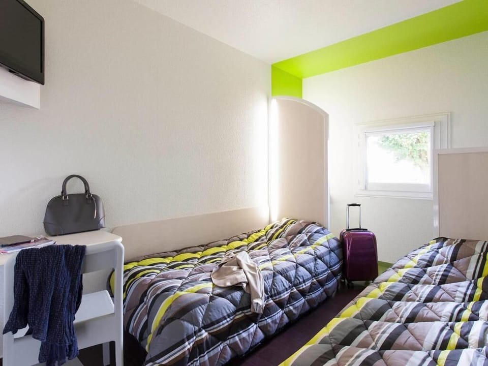Classic Twin Room | Premium bedding, in-room safe, iron/ironing board, free WiFi