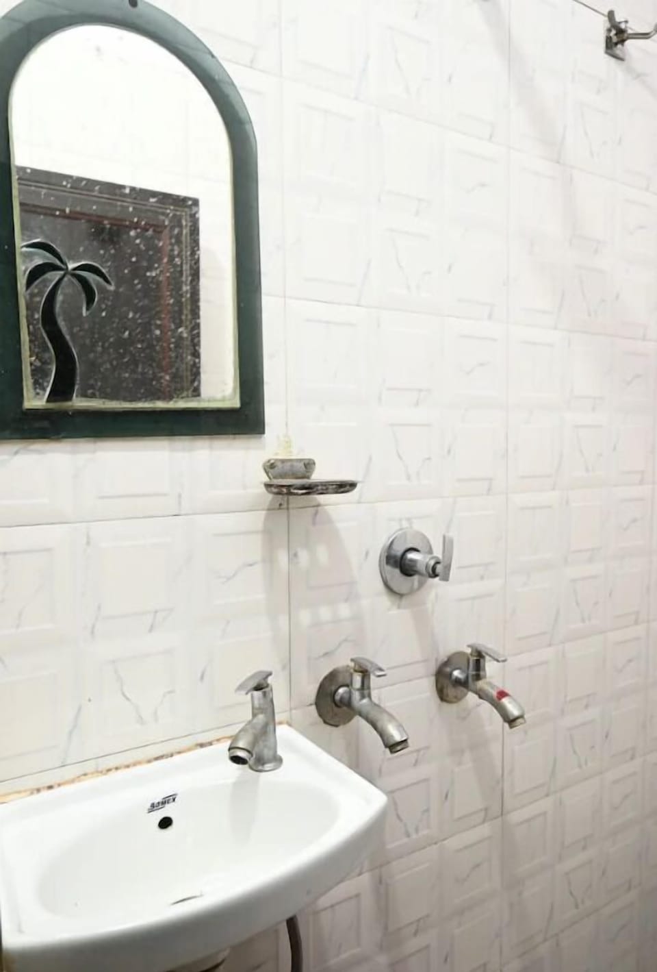 Shower, free toiletries, towels
