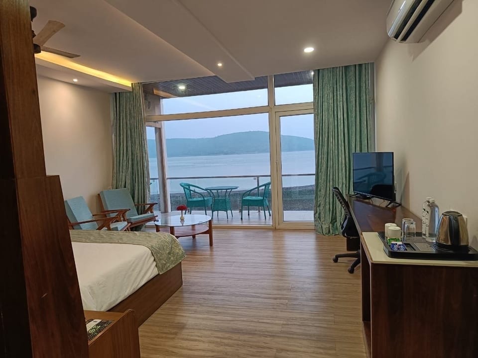 Superior Cottage, Balcony, River View | Hypo-allergenic bedding, in-room safe, desk, laptop workspace