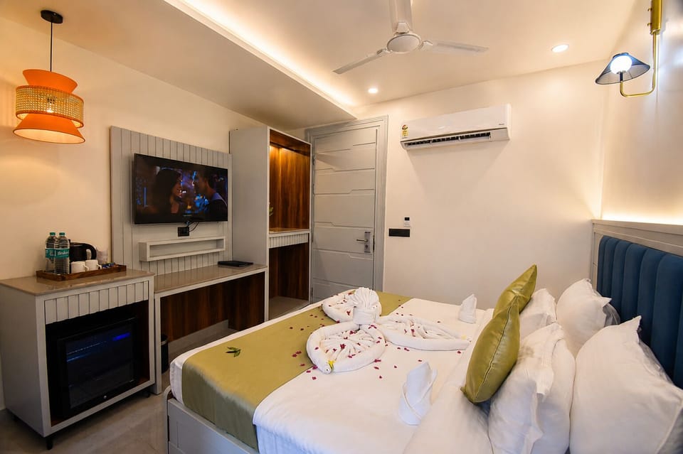 Deluxe Room, Garden View | In-room safe, desk, laptop workspace