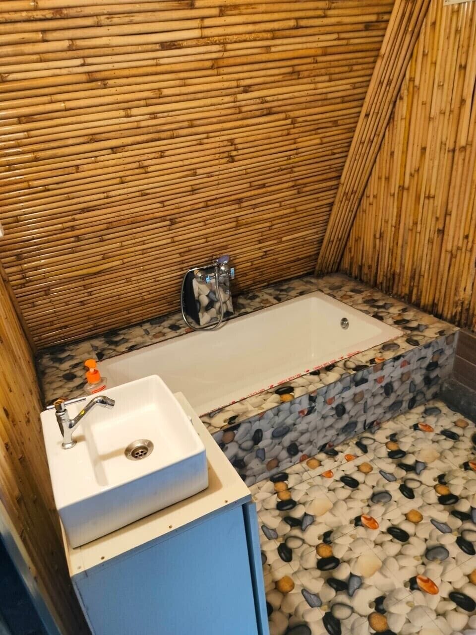 Shower, free toiletries, towels
