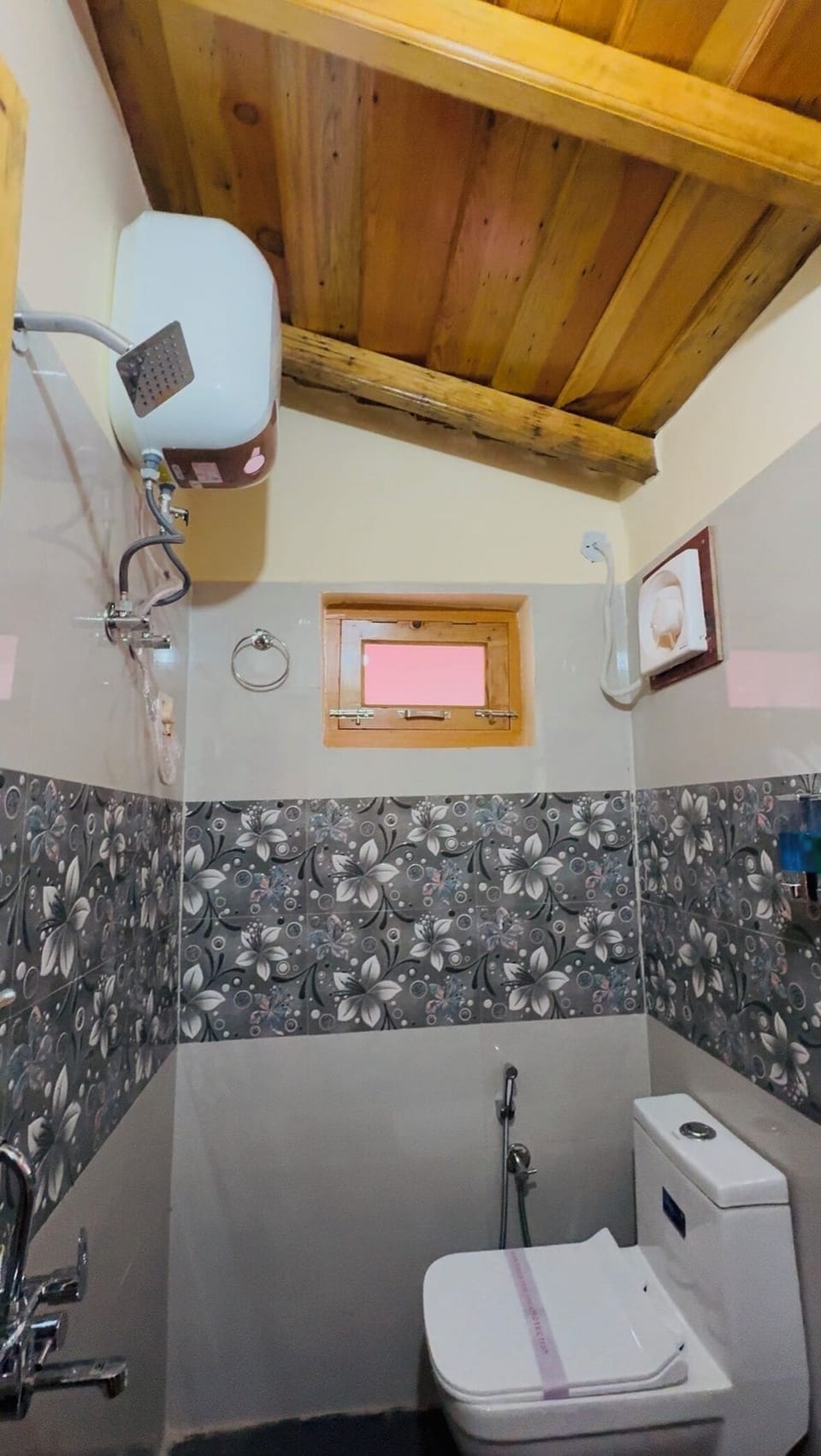 Luxury Double Room, Mountain View | Bathroom | Free toiletries, towels, soap, shampoo