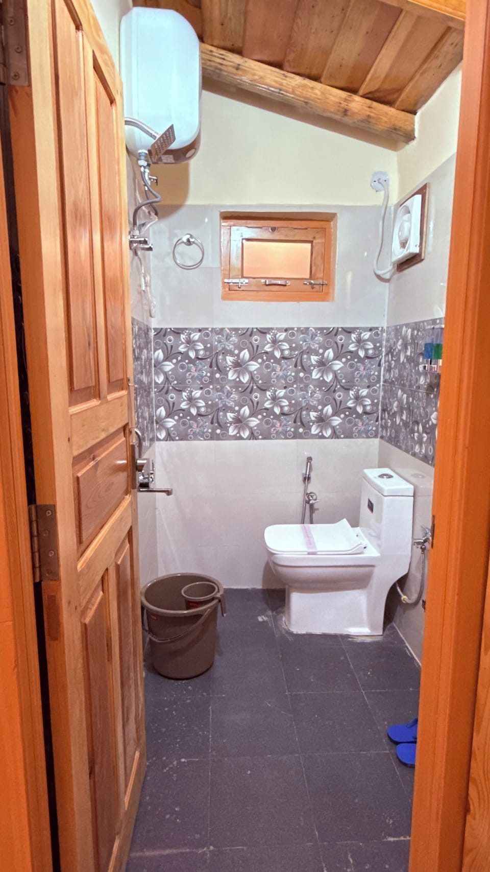 Luxury Double Room, Mountain View | Bathroom | Free toiletries, towels, soap, shampoo
