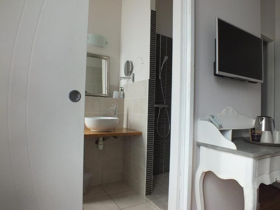 Classic Double Room, Air conditioning, City View | Bathroom