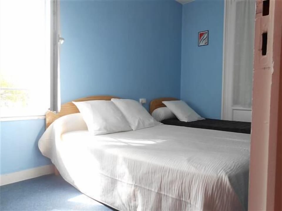 Standard Triple Room, 1 Bedroom | Desk, soundproofing, iron/ironing board, free WiFi