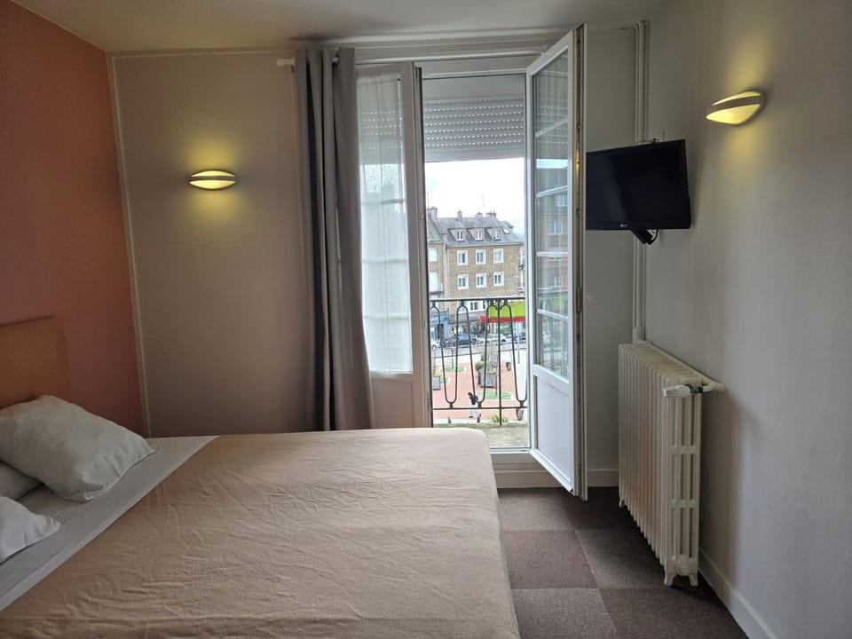 Standard Double Room or Twin Room | Desk, soundproofing, iron/ironing board, free WiFi