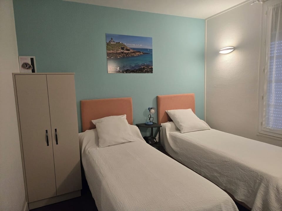 Standard Double Room | Desk, soundproofing, iron/ironing board, free WiFi