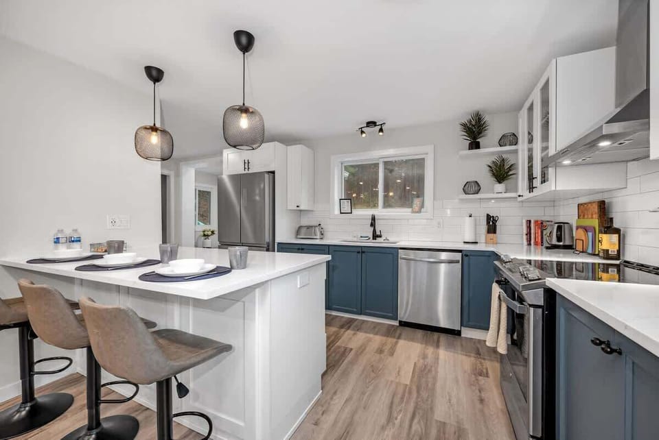 Newly renovated open concept fully equipped kitchen with extra seating on the counter, for either breakfast, lunch or dinner. This kitchen is equipped with all your cooking needs, from spices, to pots, pans, cutlery, oils and all things alike!