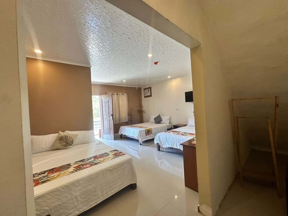 Standard Triple Room | Desk, free WiFi, bed sheets