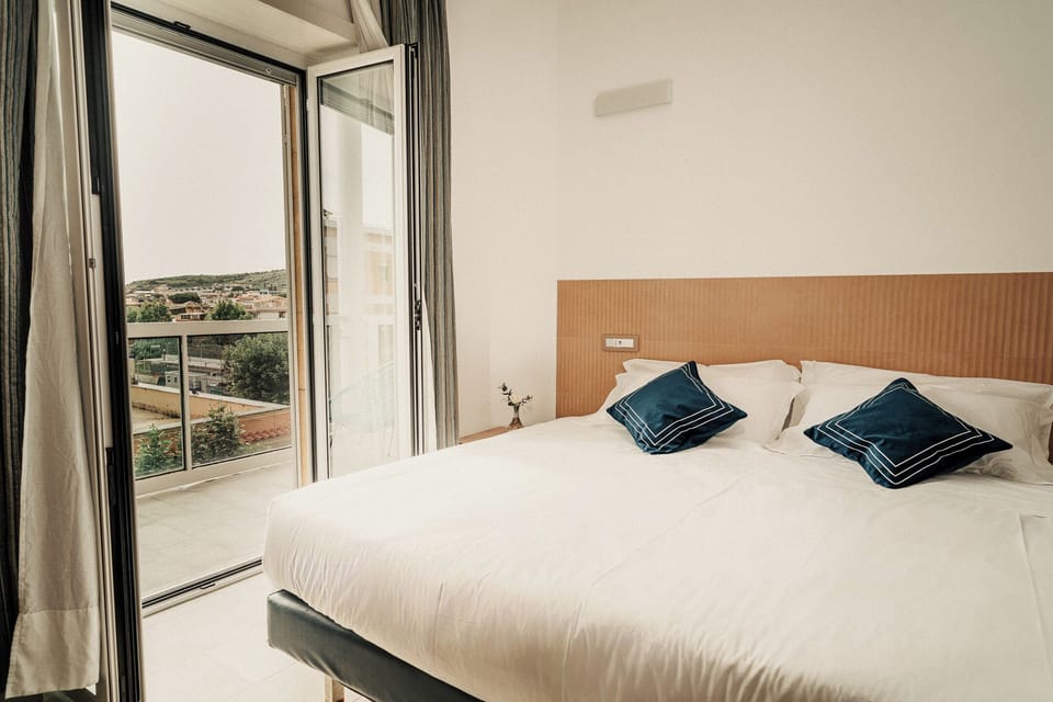Double Room, Balcony | In-room safe, soundproofing, free WiFi