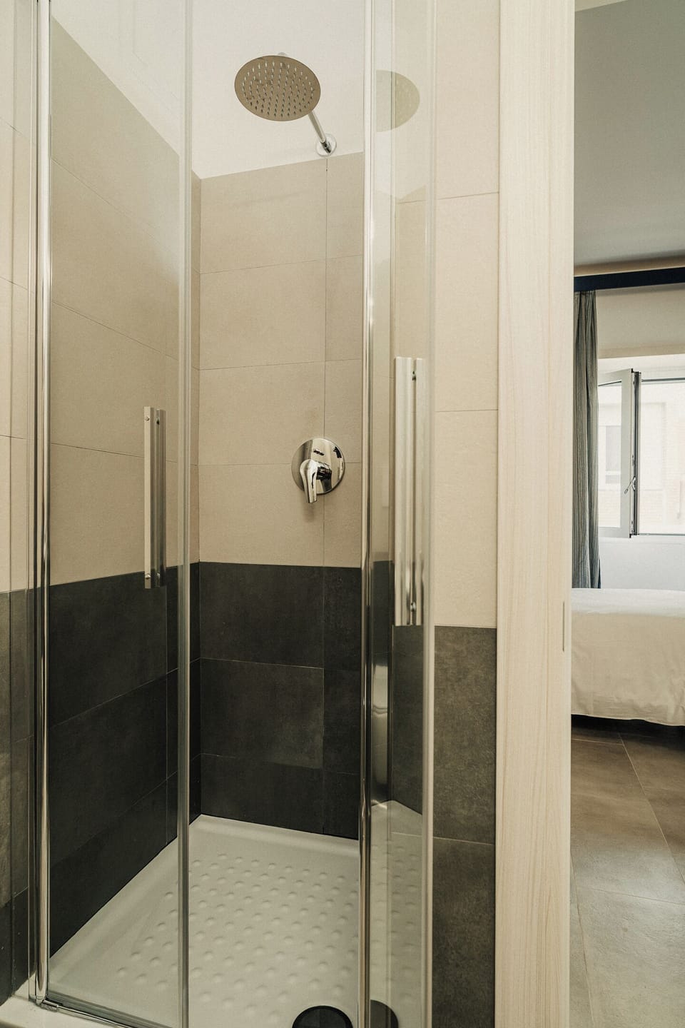 Single Room | Bathroom | Hair dryer, towels, soap, shampoo