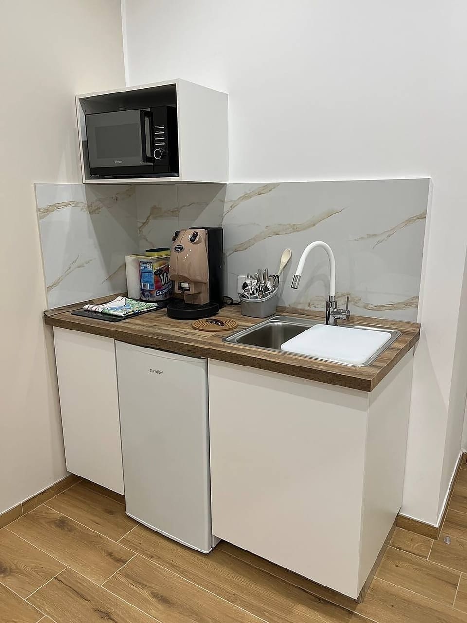 Classic Studio, Private Bathroom | Private kitchen | Fridge, microwave, stovetop, cookware/dishes/utensils