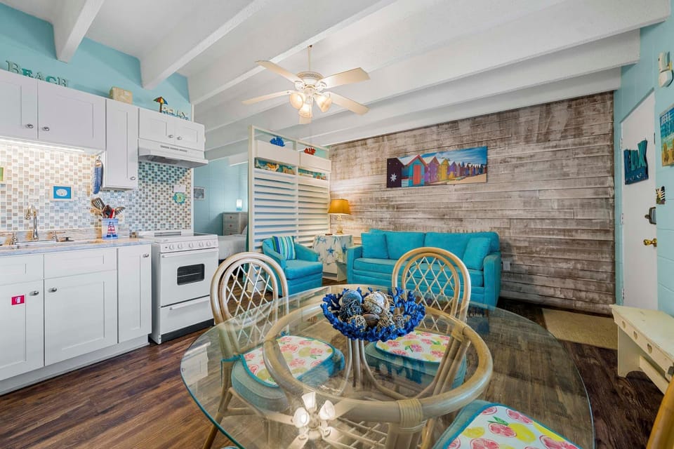 Studio, 1 Queen Bed with Sofa bed (Gulf Village 101) | Interior