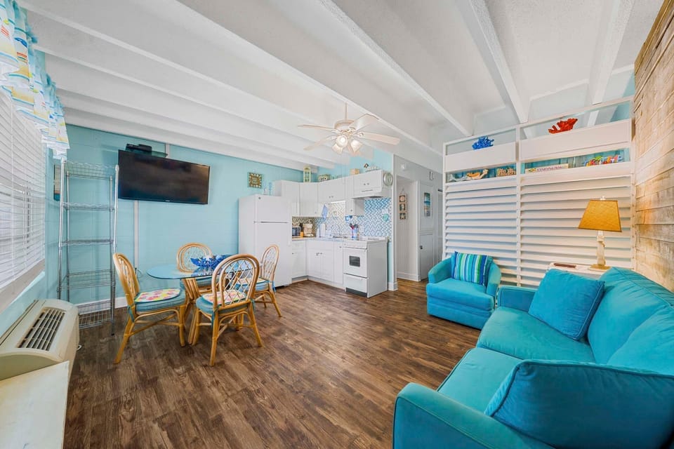 Studio, 1 Queen Bed with Sofa bed (Gulf Village 101) | Living area
