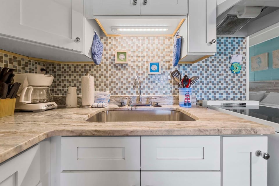 Studio, 1 Queen Bed with Sofa bed (Gulf Village 101) | Private kitchen