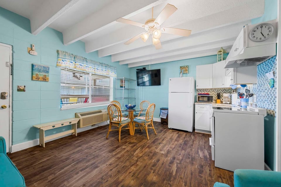 Studio, 1 Queen Bed with Sofa bed (Gulf Village 101) | Private kitchen