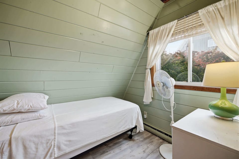Bedroom 3 is on the 1st floor and has a single bed.