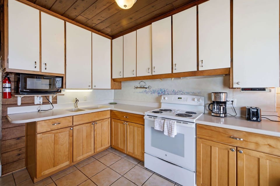 Fully equipped kitchen makes family meals easy during your lakeside stay.