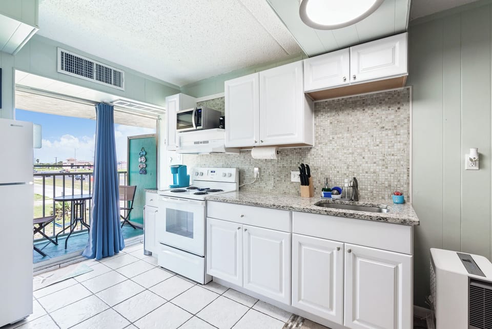 Condo (0 Bedroom) | Property amenity
