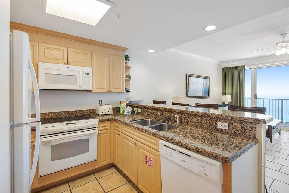 Condo, 1 Queen Bed with Sofa bed (Boardwalk 1805) | Private kitchen