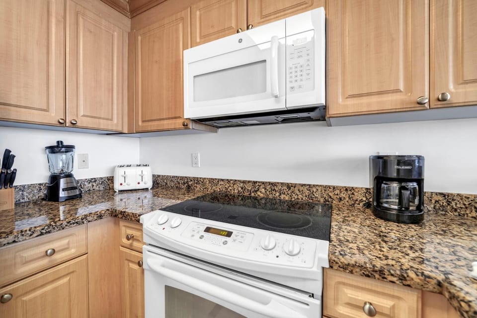 Condo, 1 Queen Bed with Sofa bed (Boardwalk 1805) | Private kitchen