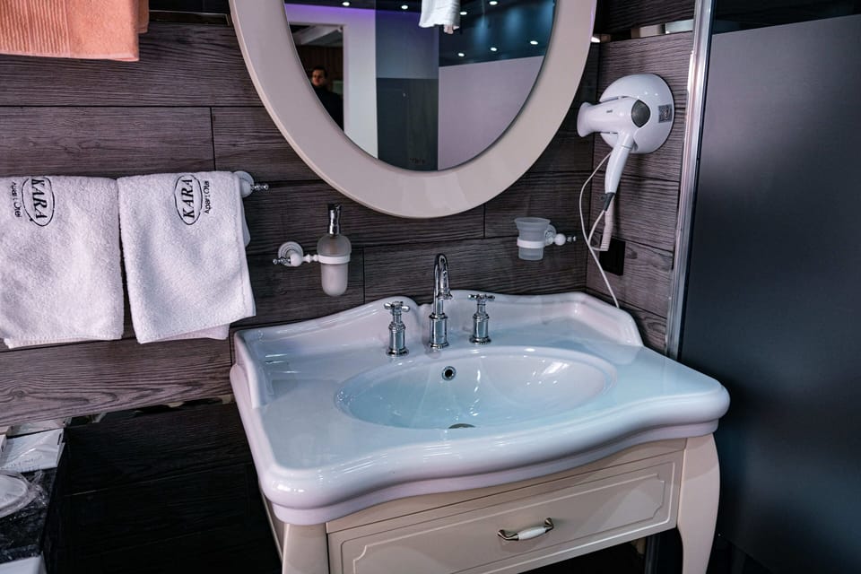 Premium Studio Suite, 1 King Bed, City View | Bathroom | Shower, rainfall showerhead, free toiletries, hair dryer