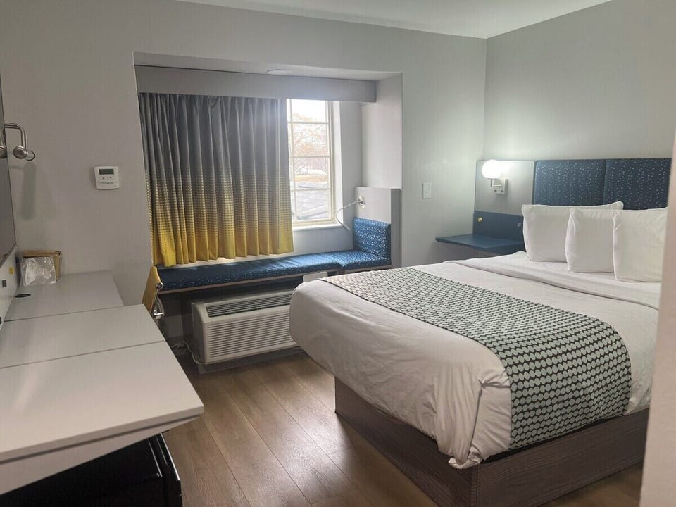 Single Room | Desk, laptop workspace, iron/ironing board, free WiFi