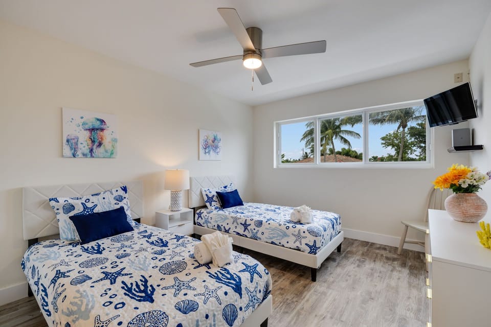 Guest bedroom with two twin beds