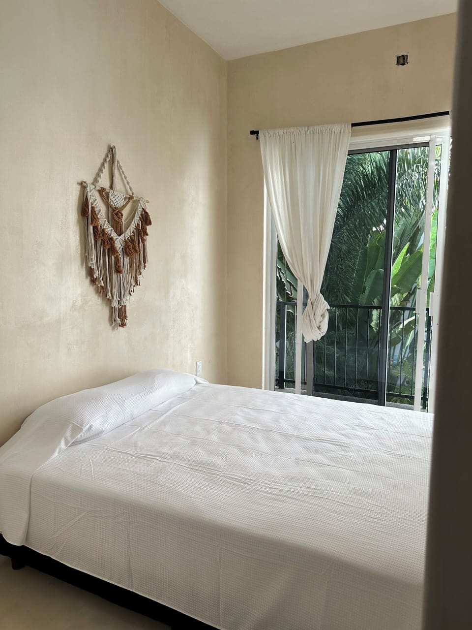 Basic Suite, 1 Queen Bed, Pets Allowed, Poolside | Free WiFi, bed sheets