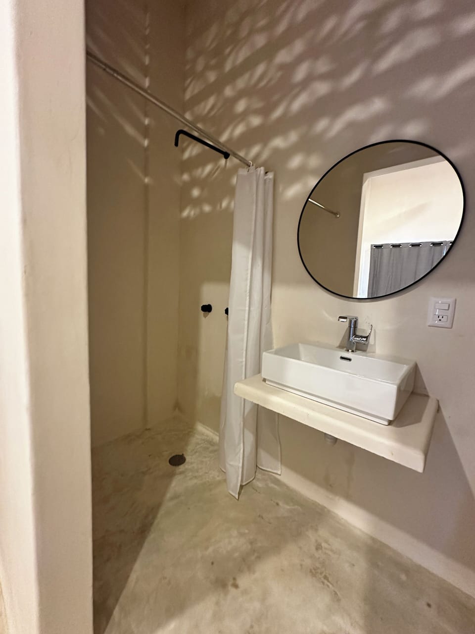 Basic Suite, 1 Queen Bed, Pets Allowed, Poolside | Bathroom | Towels