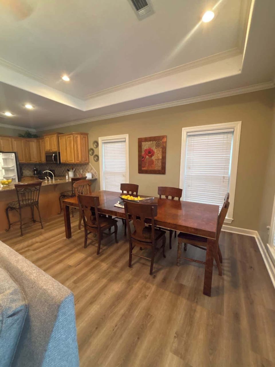 Dining area - dining table seats six 