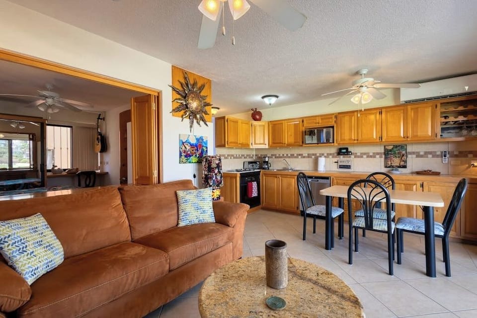 Apartment, 1 Queen Bed, Golf View (La Costa Villa 2 Depto 202) | Living area