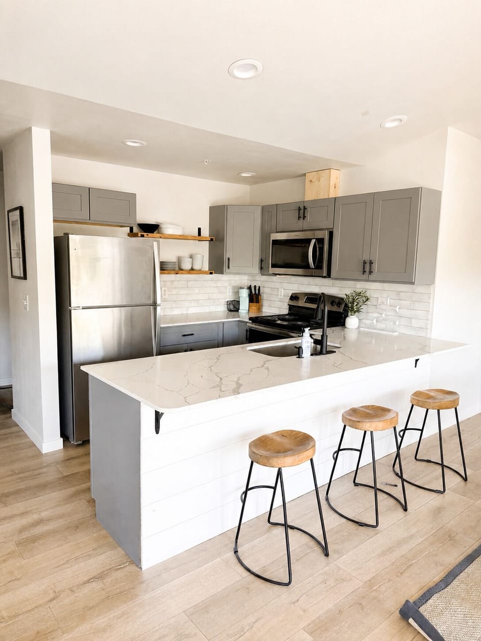 Modern kitchen with bar top seating and dining table with Keirug