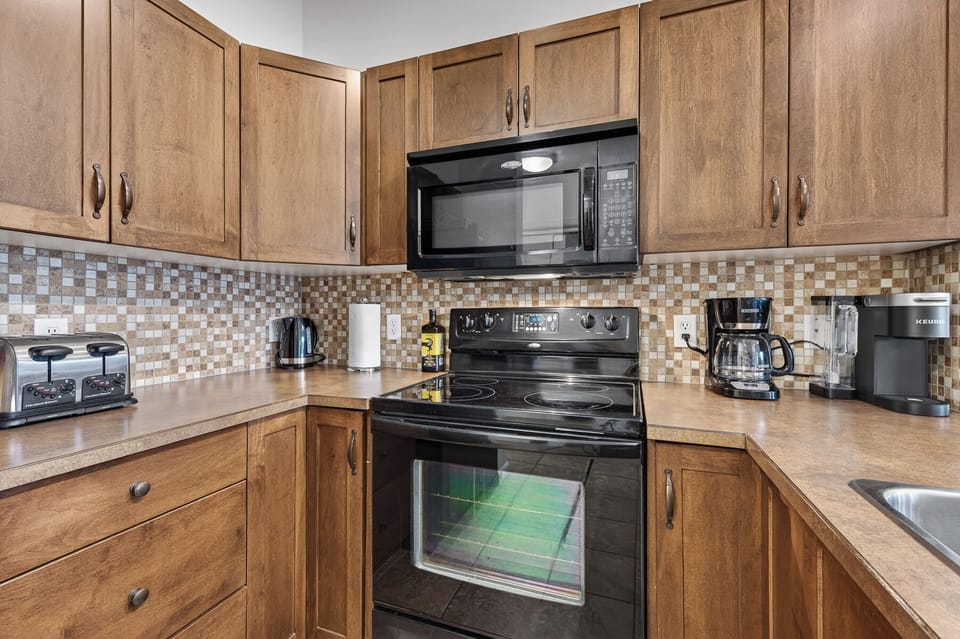 Deluxe Apartment, 2 Bedrooms, Balcony, Mountain View | Private kitchen